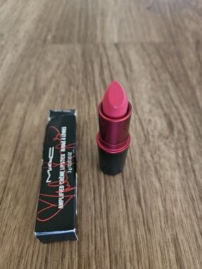 MAC Cosmetics Viva GLAM Miley Cyrus - Vibrant Pink